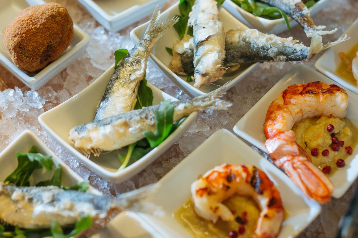 Small, bite-sized plates of seafood, that are a staple of Venetian cuisine, served at traditional bars called "bacari". 
