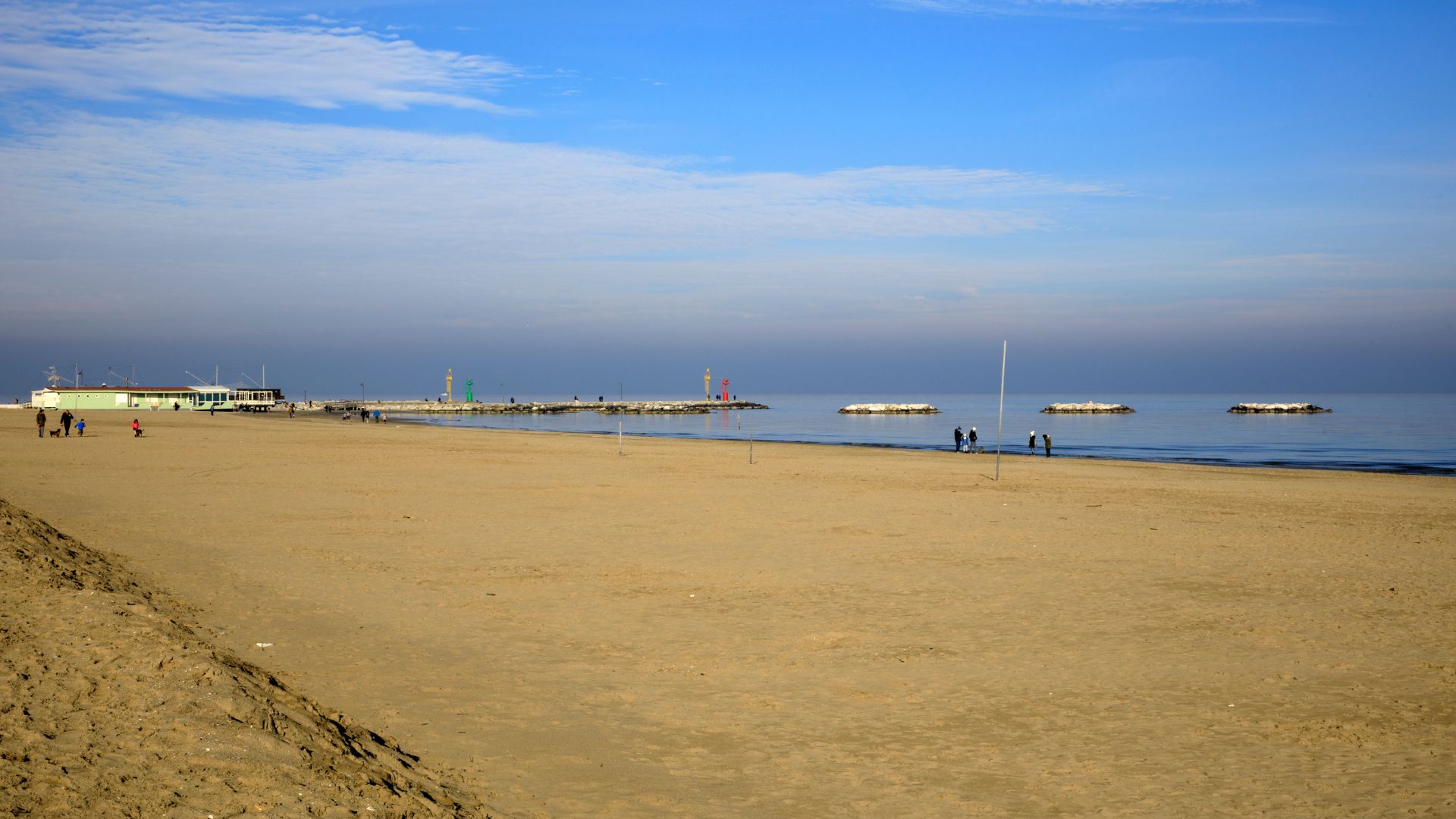 The image shows a beach on the Adriatic Sea, Cesenatico. 