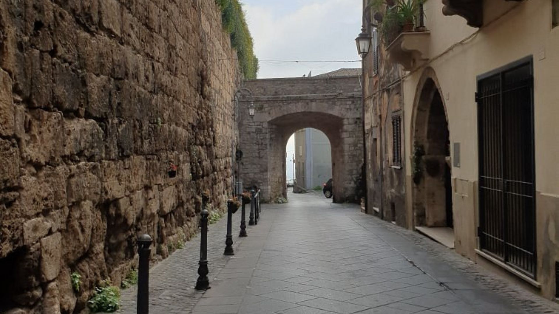 Image of a cobbled stone alley in Anagni, Italy