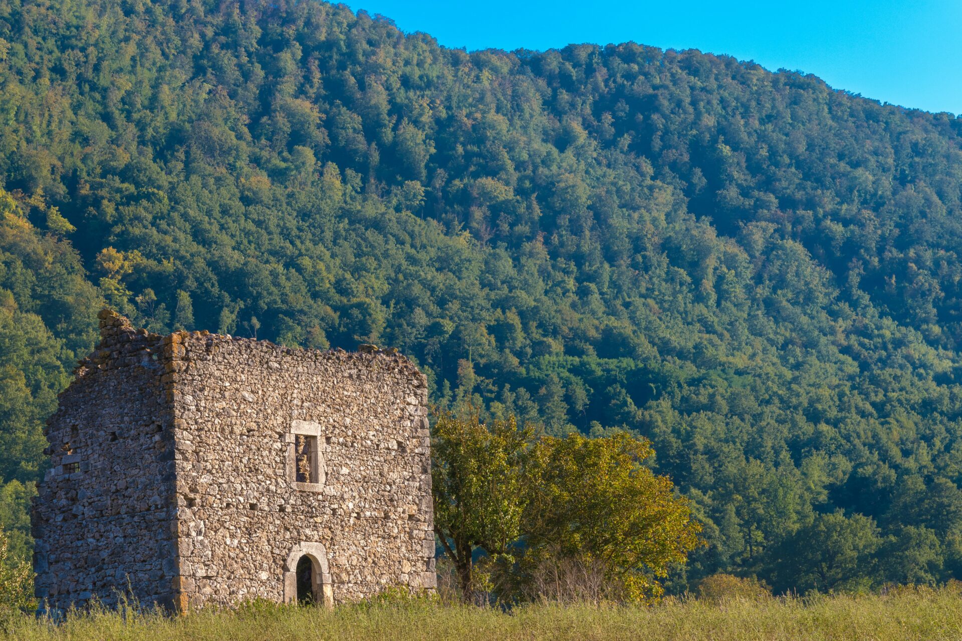 Conca Casale, IS, Italia - stone cottage in the landscape