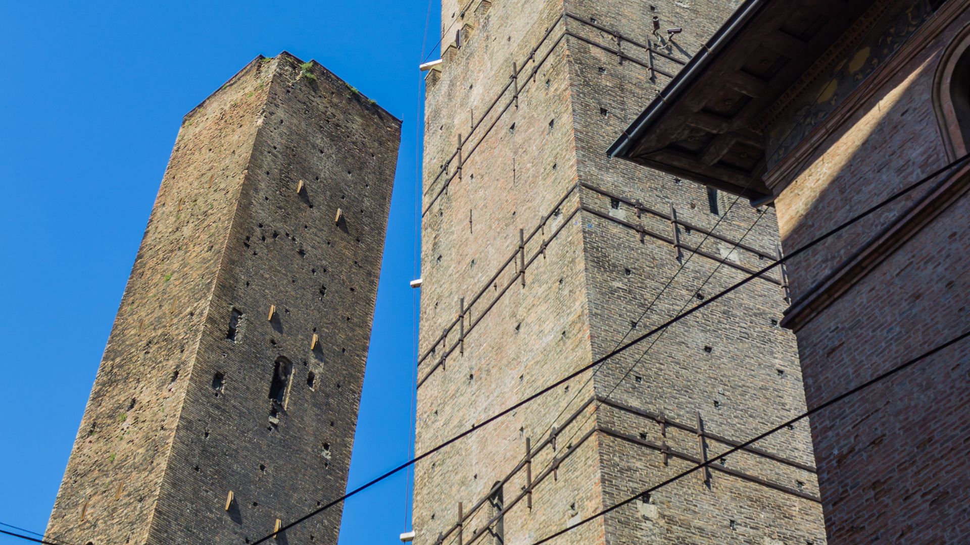 Close up image of The Garisenda Tower slightly leaning.