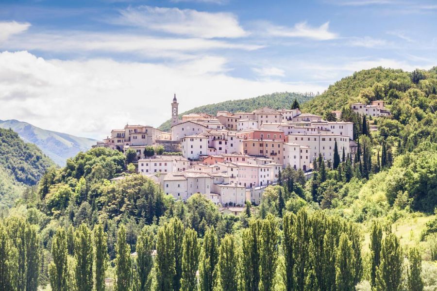 Complete Guide to the Monti Sibillini: Trails, Villages and Natural Wonders