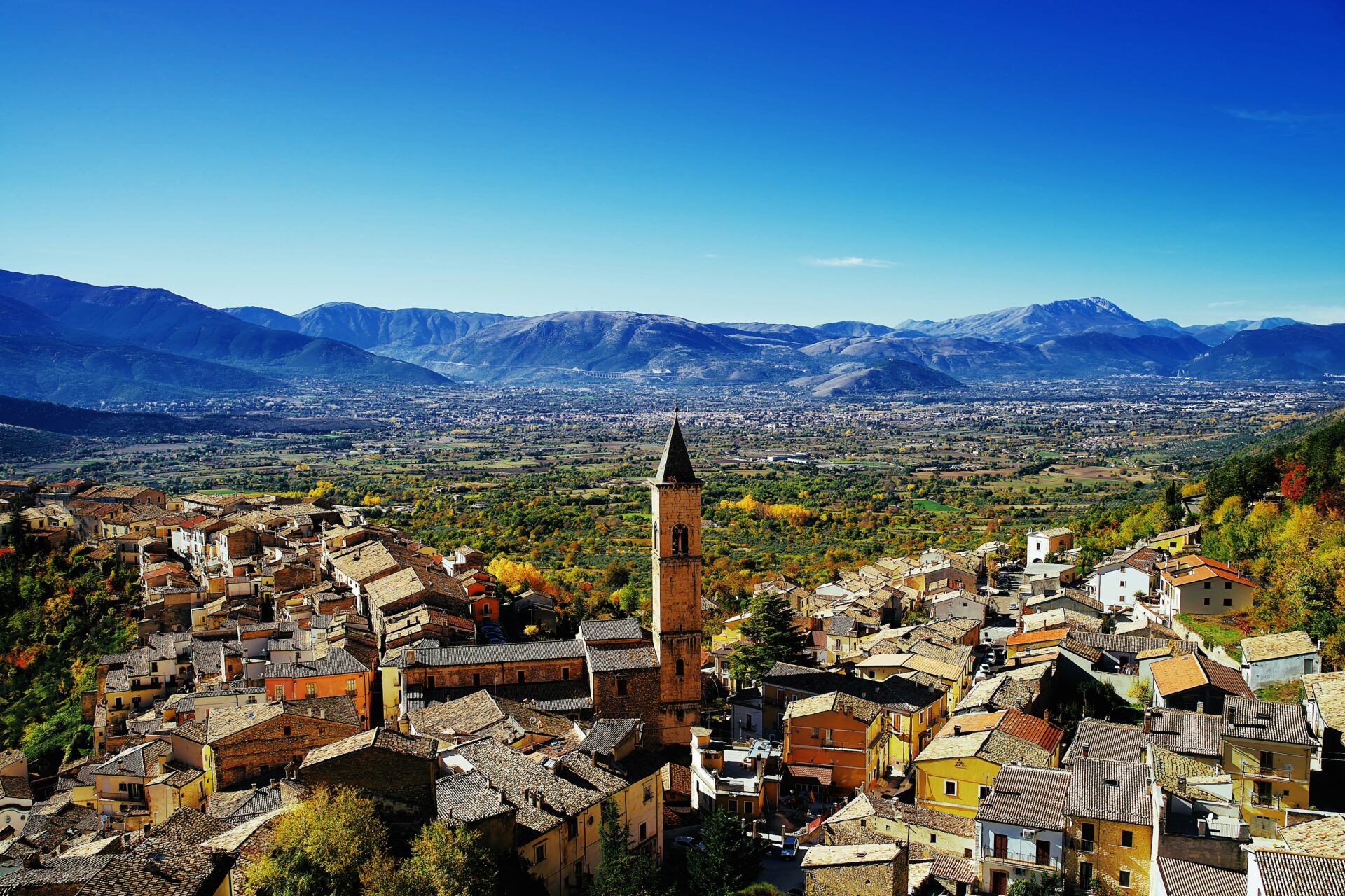 Pacentro, AQ, Italia - Abruzzo - village houses with terracotta roofs