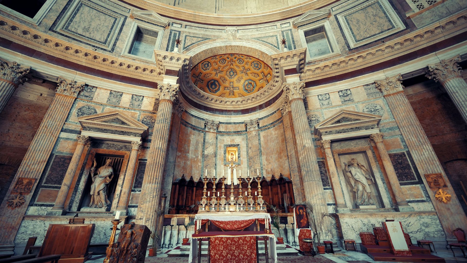 Image shows the interior of the Pantheon in Rome