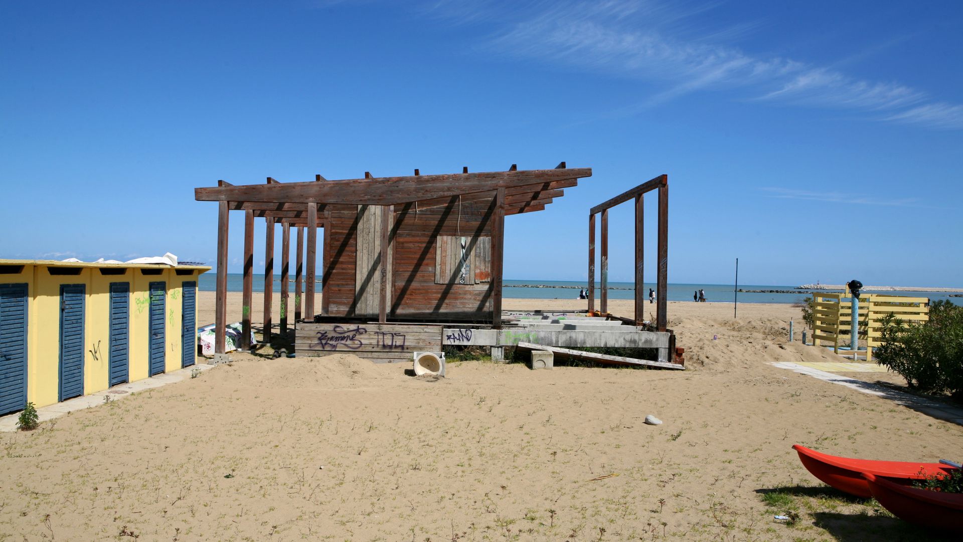 Image shows a beach in Pescara, Italy.