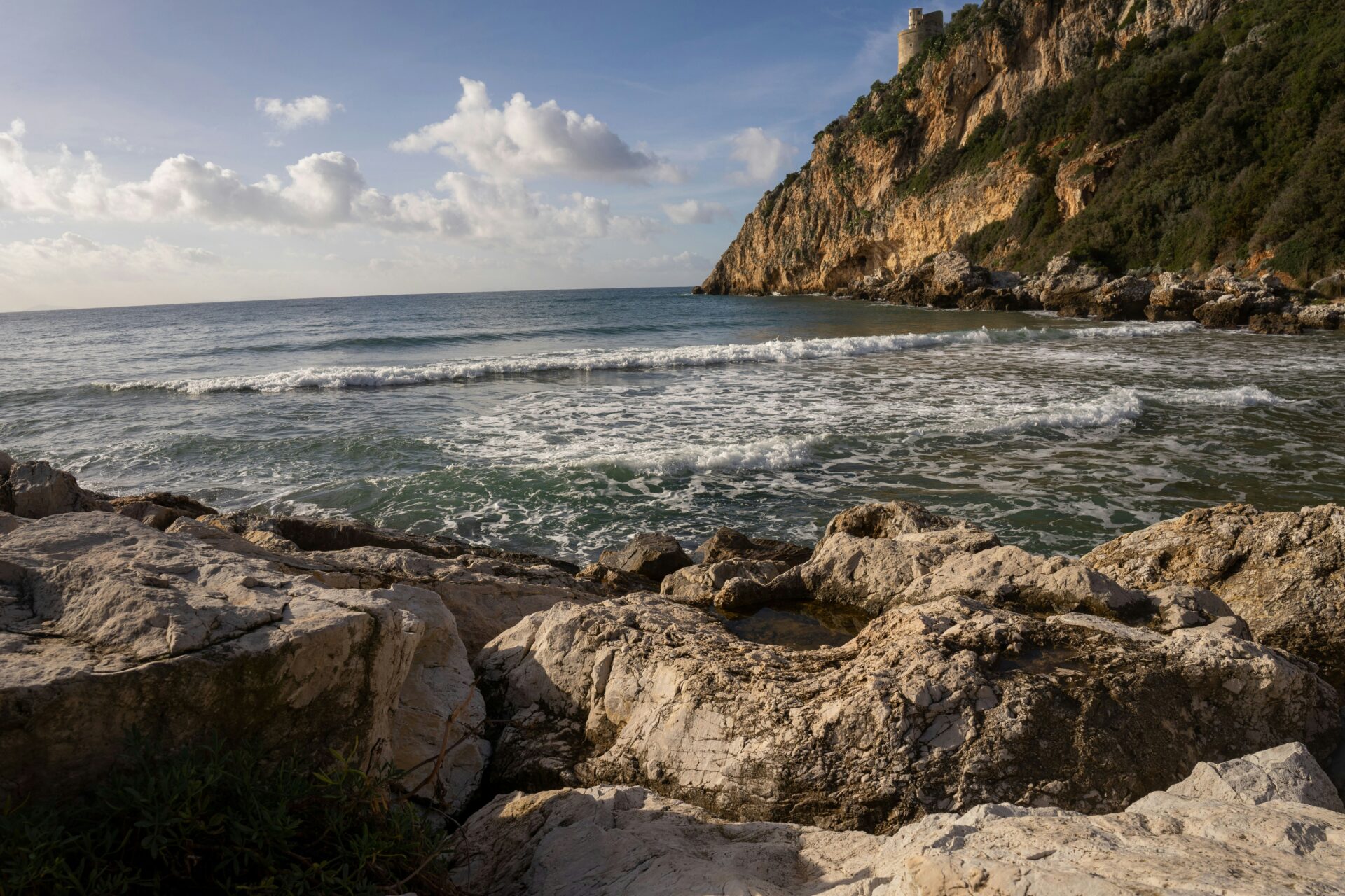 Porto di San Felice Circeo, Via Ammiraglio Bergamini - big rocks near the sea - mountain near the sea