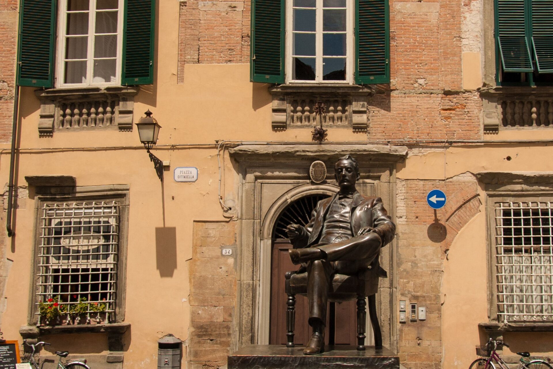 Puccini's statue