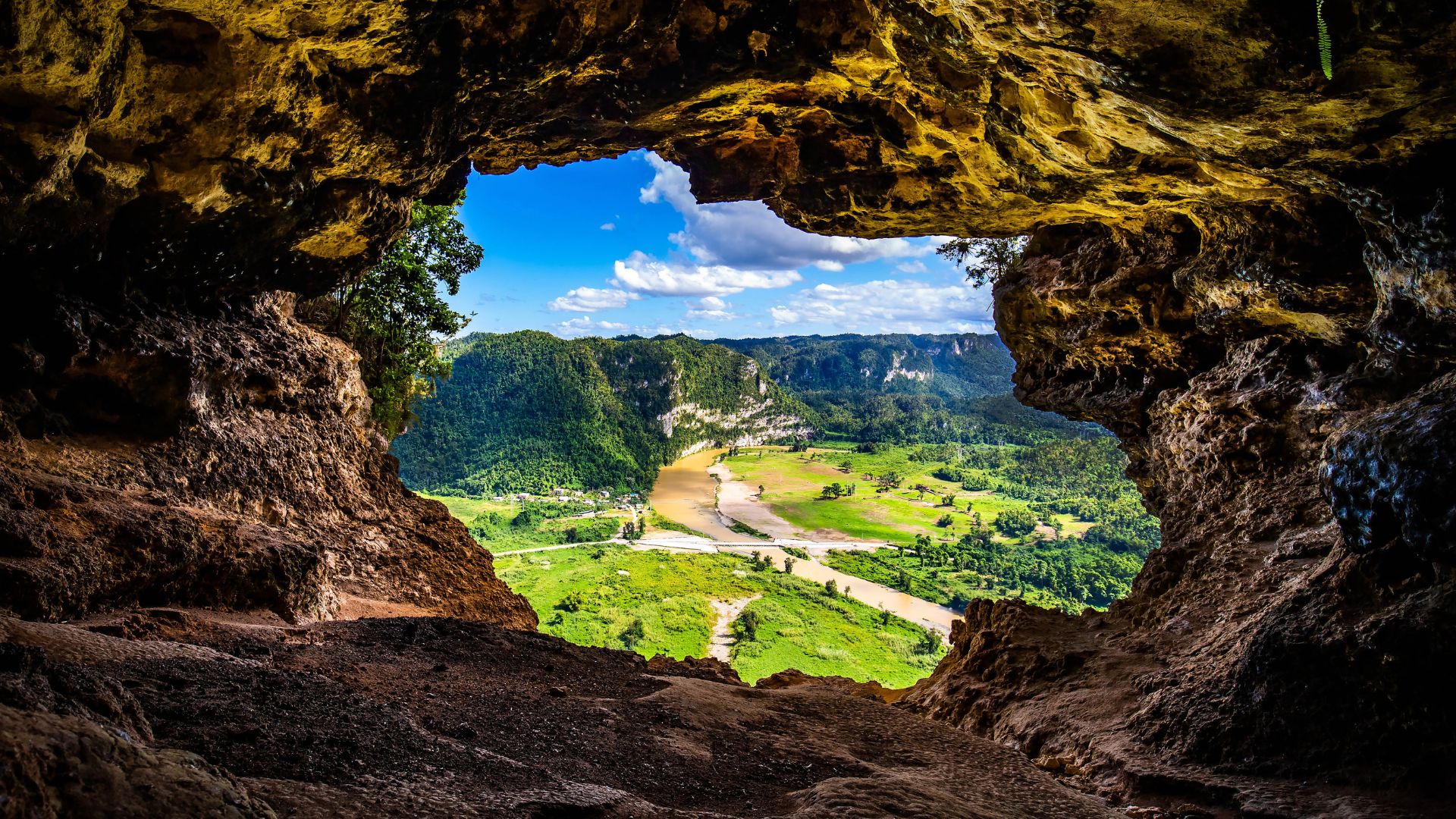 Image shows Puerto Rico has Cueva Ventana ("Window Cave").