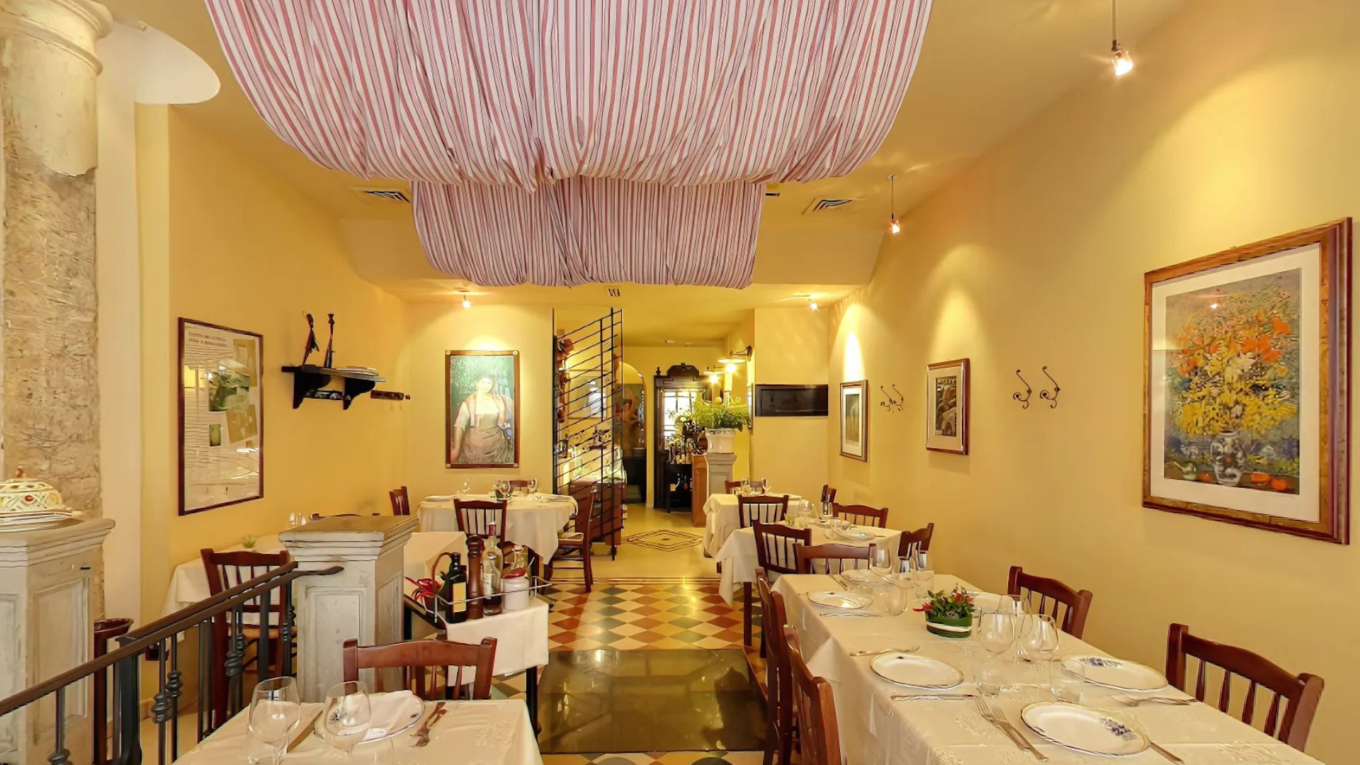 Image shows the dining area of Ristorante Taverna 58.