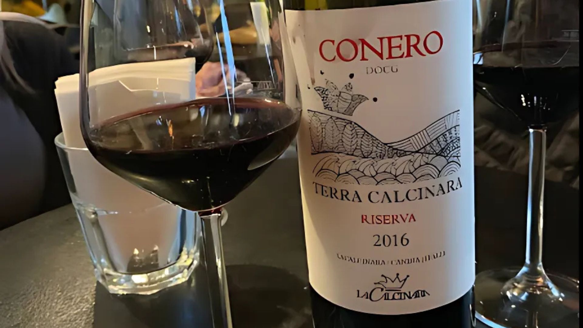 Image of a bottle and a wine glass of Rosso Conero.