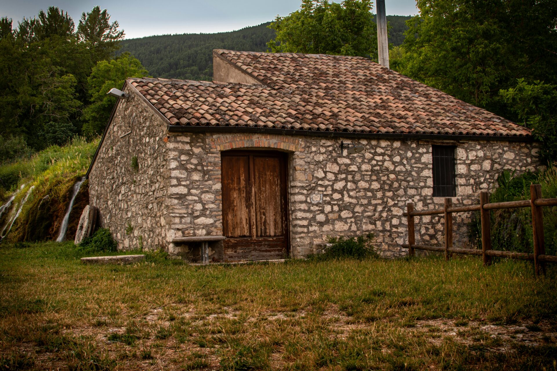 Santa Maria del Molise, IS, Italia - stone cottage in the woods