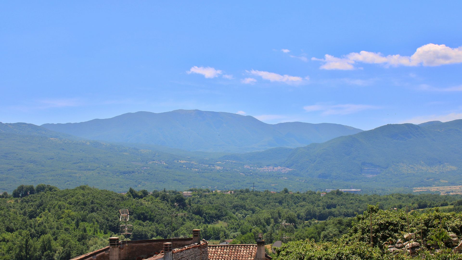 The image shwos the Matese mountains.