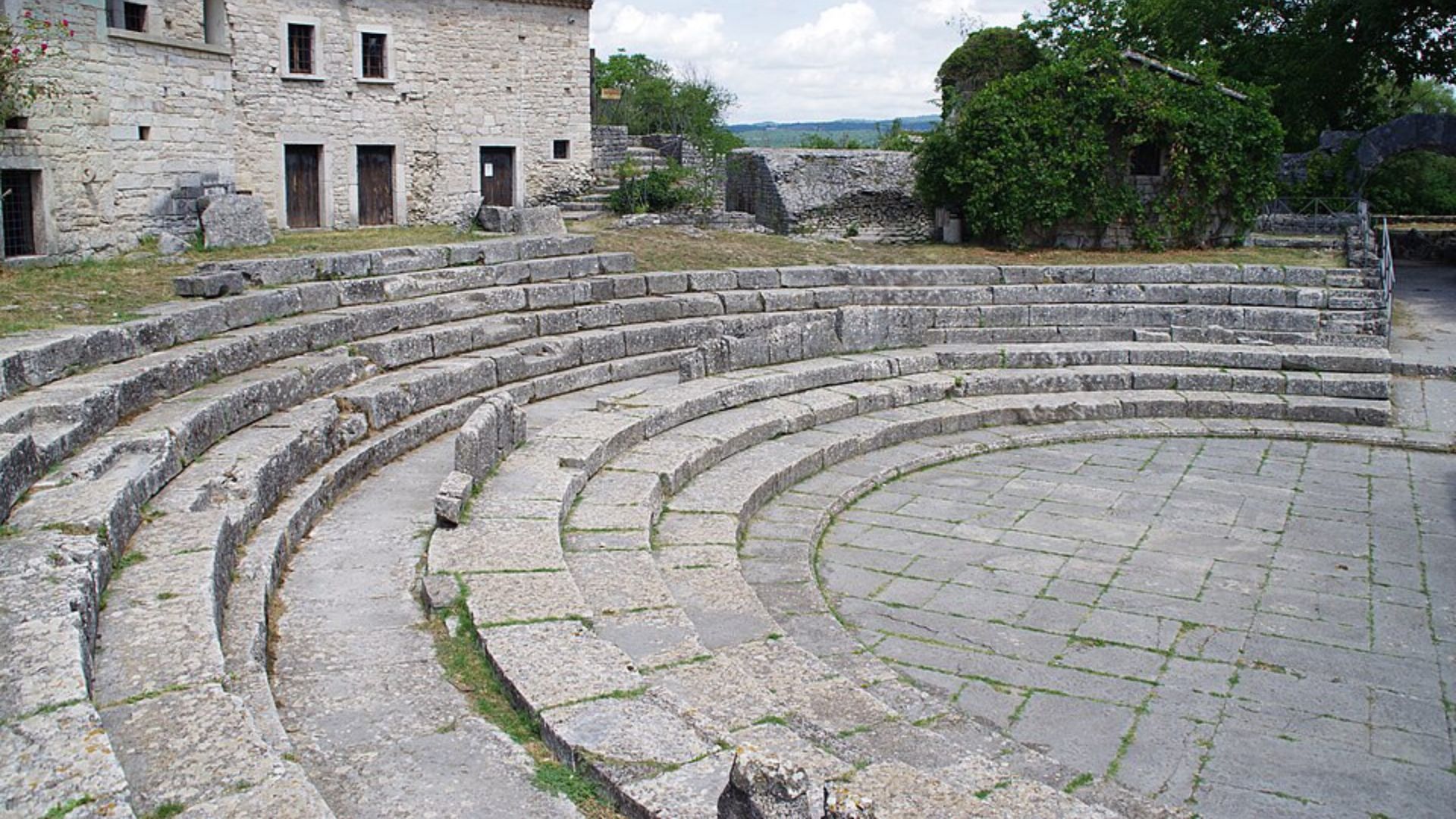 The image is of the Saepinum Archaeological Area, also known as Altilia, located in the Molise region of Italy near the village of Sepino
