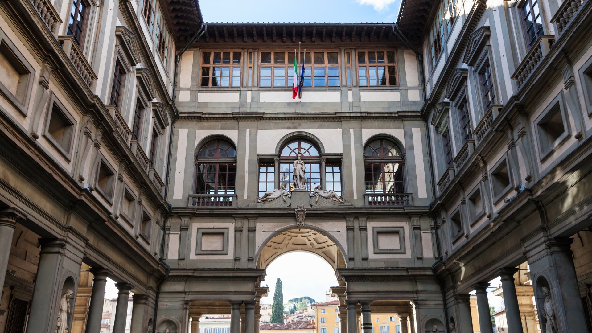 The image shows the Uffizi Gallery in Florence, Italy, specifically the inner courtyard