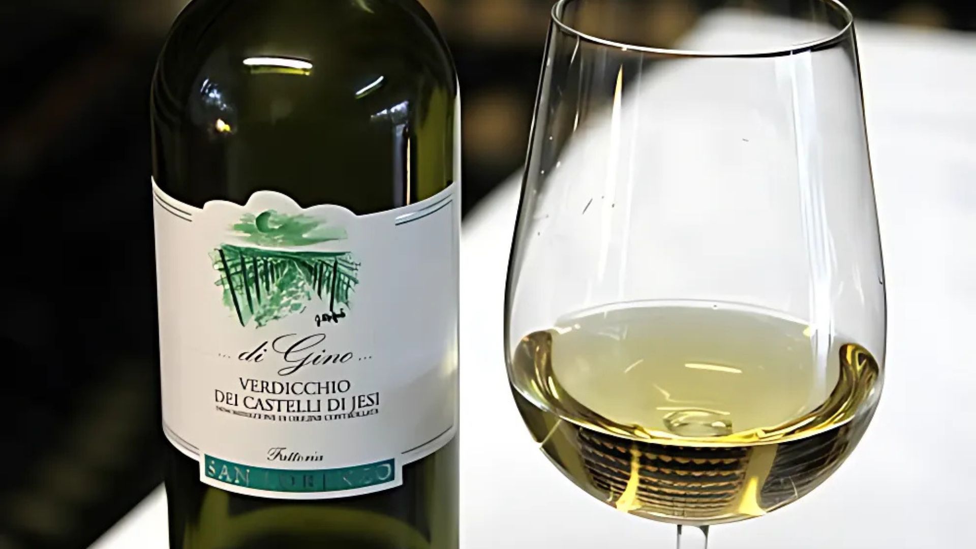 Image of a bottle and a wine glass of Verdicchio dei Castelli di Jesi.