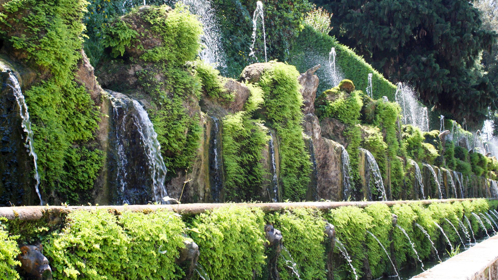 The image shows the Hundred Fountains (Cento Fontane) at Villa d'Este in Tivoli, near Rome, Italy