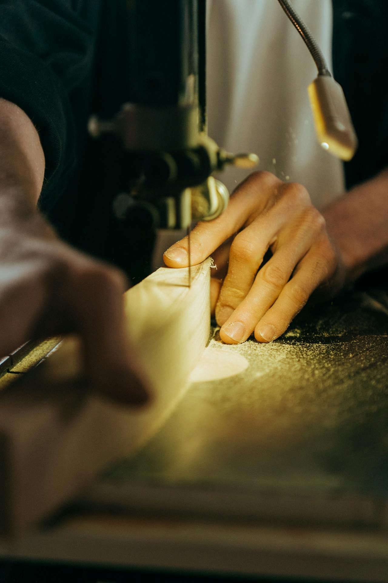cutting wood using electric saw
