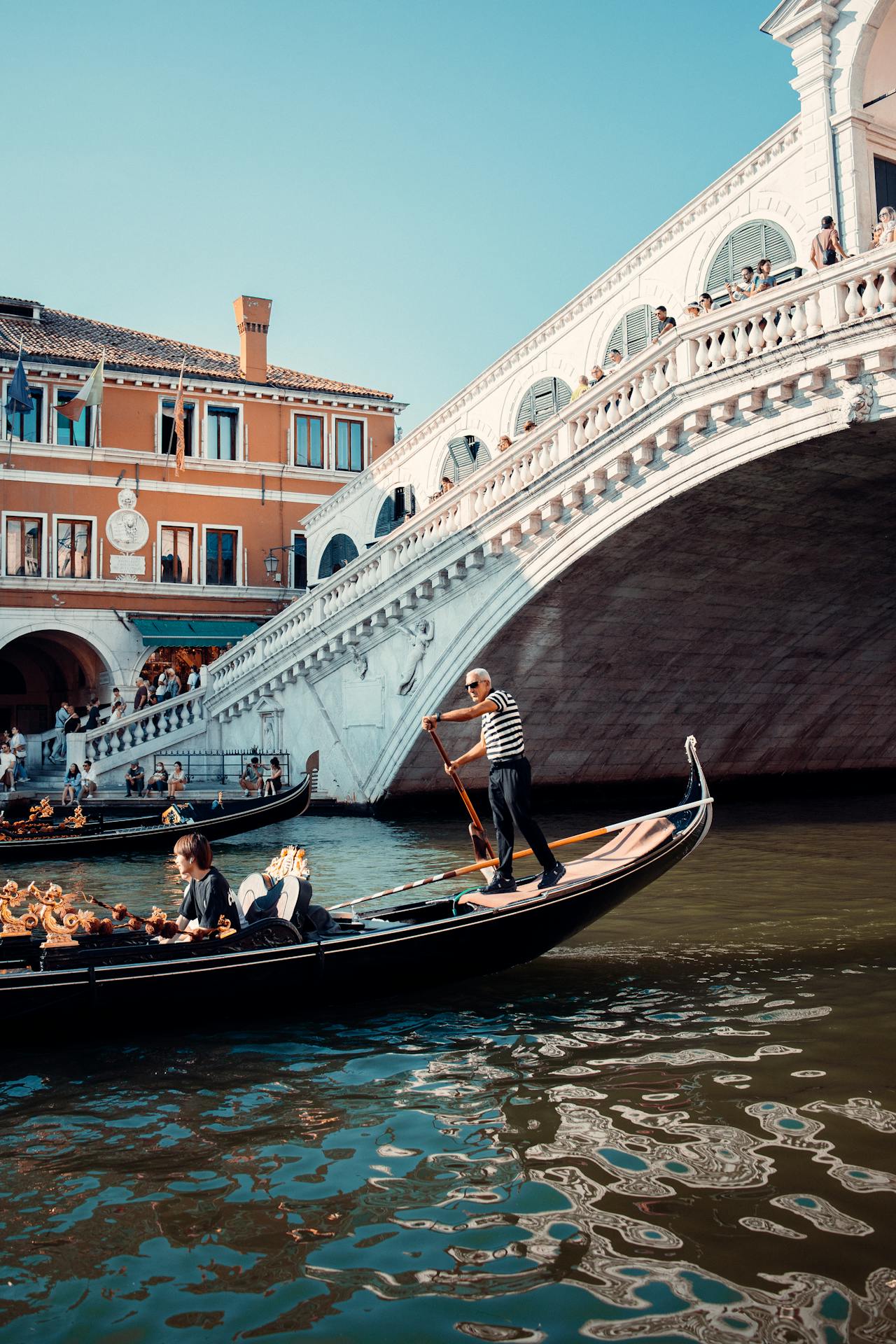 gondola passing the Rialto Bridge