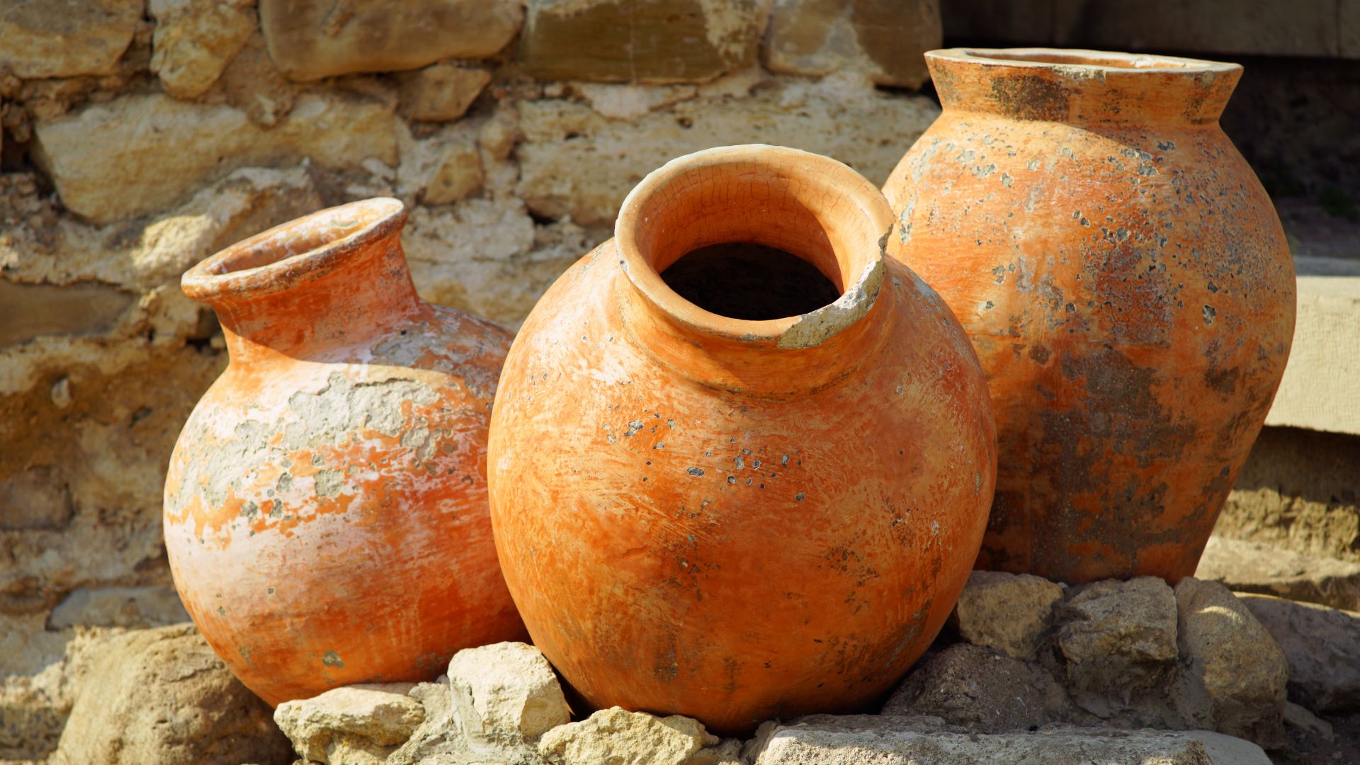 3 amphorae.