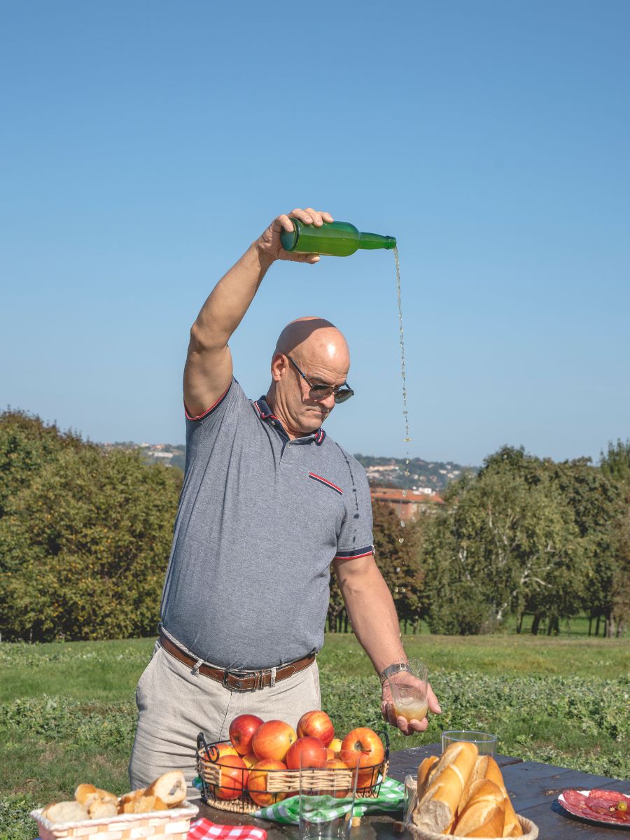 Asturian cider pouring