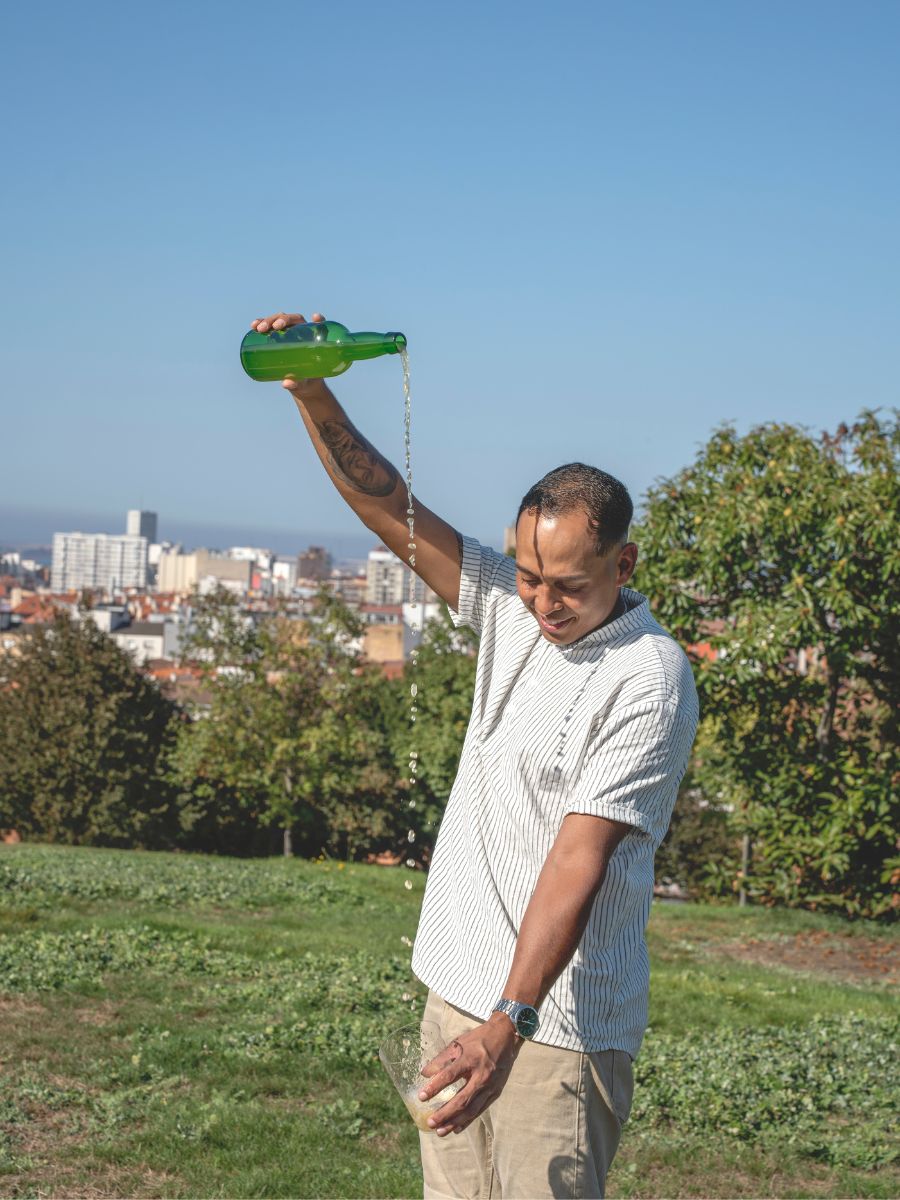 escanciar - pouring cider