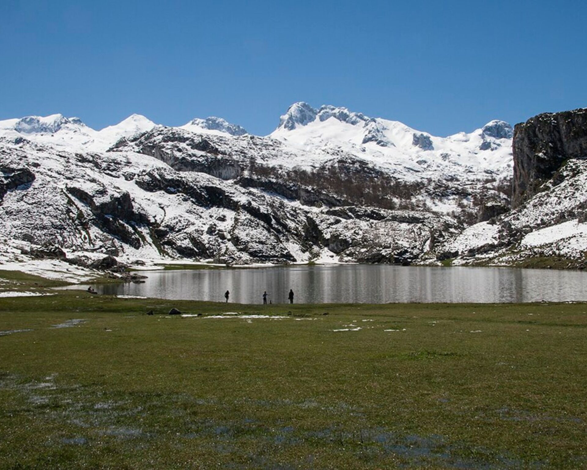 Lake Enol in winter