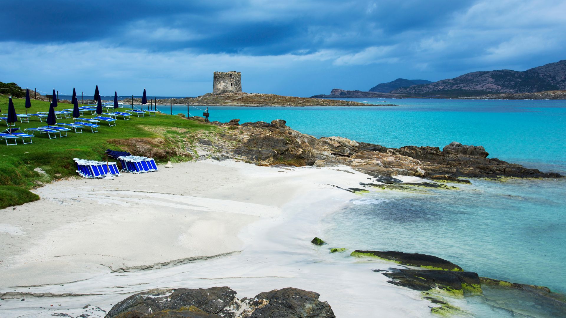 La Pelosa beach with the Torre della Pelosa in the background.