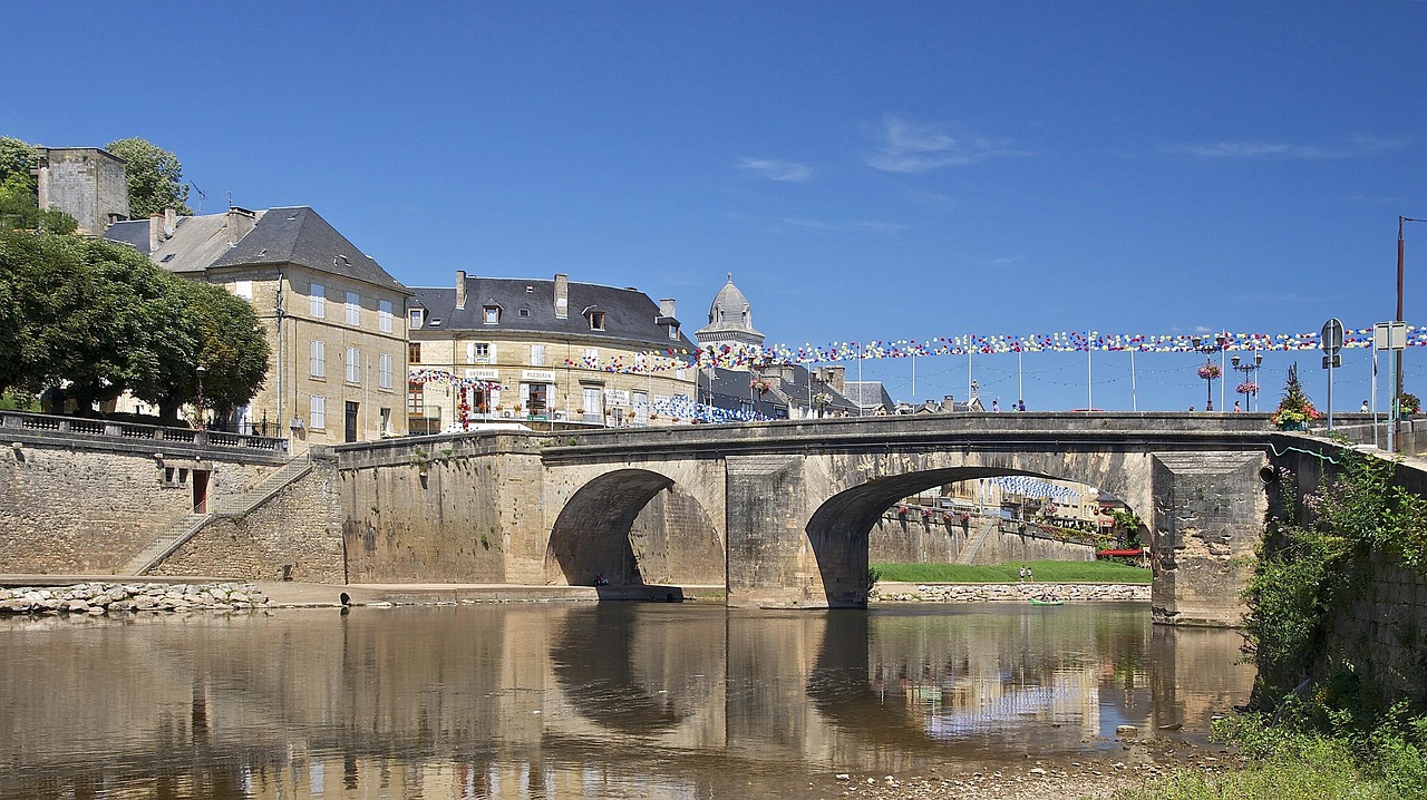 Vézère River - bridge and river
