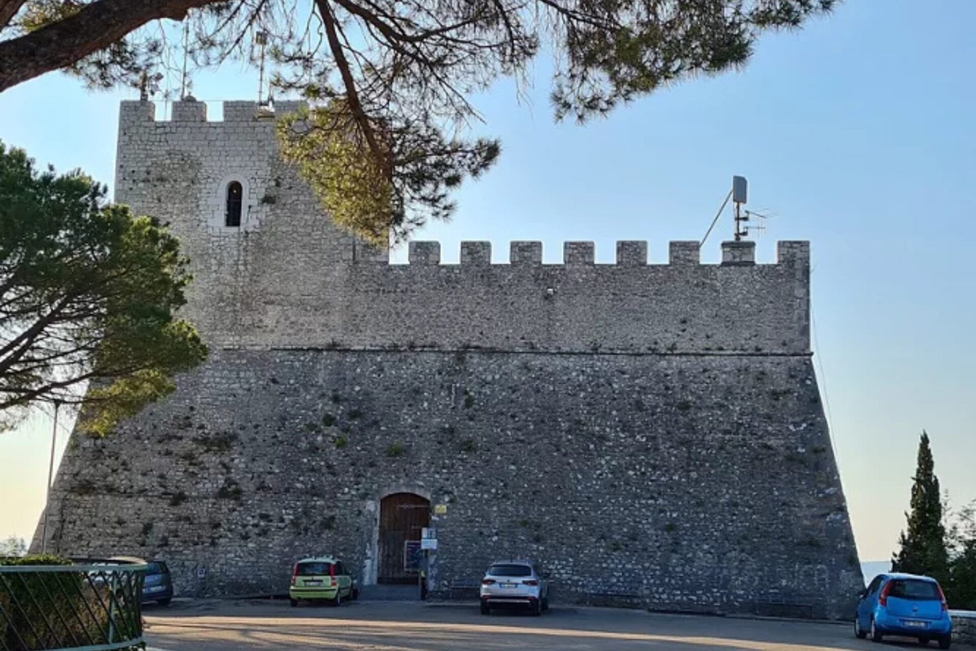 italia.it - Castello Monforte - medieval castle or fortress