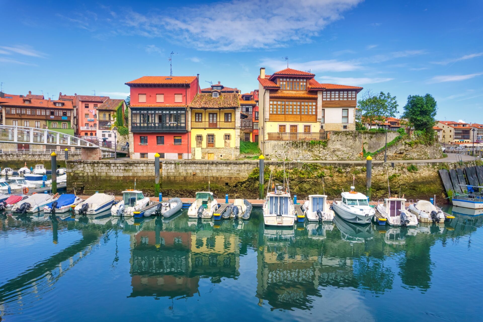 Llanes port and houses