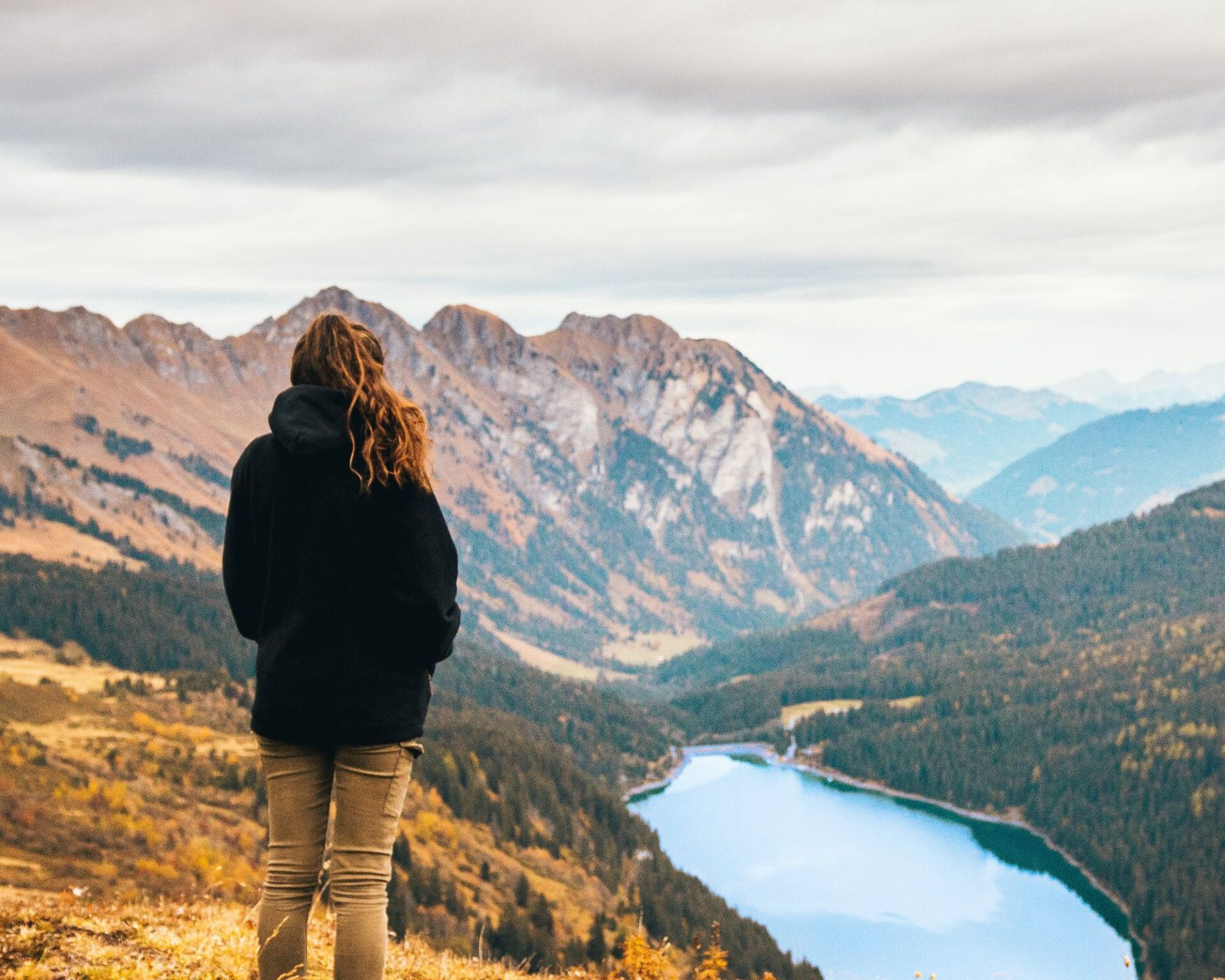 woman overlooking the lake from the mountains
