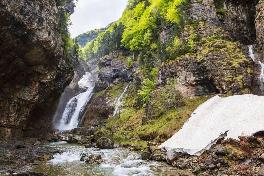My Aragonese Pyrenees Adventure: From Lush Valleys to Snowy Peaks – Choosing Your Perfect Mountain Escape