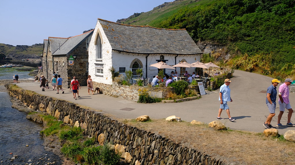 A cozy Cornish cream tea café in St Ives offering freshly baked scones with clotted cream, strawberry jam, and a selection of teas in a charming setting