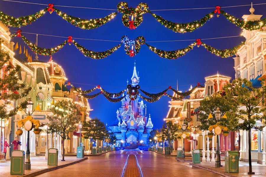 Disneyland Paris at Christmas: My Extra-Sparkly Experience with Festive Parades, Shows, and Decorations! (Seasonal Magic!)