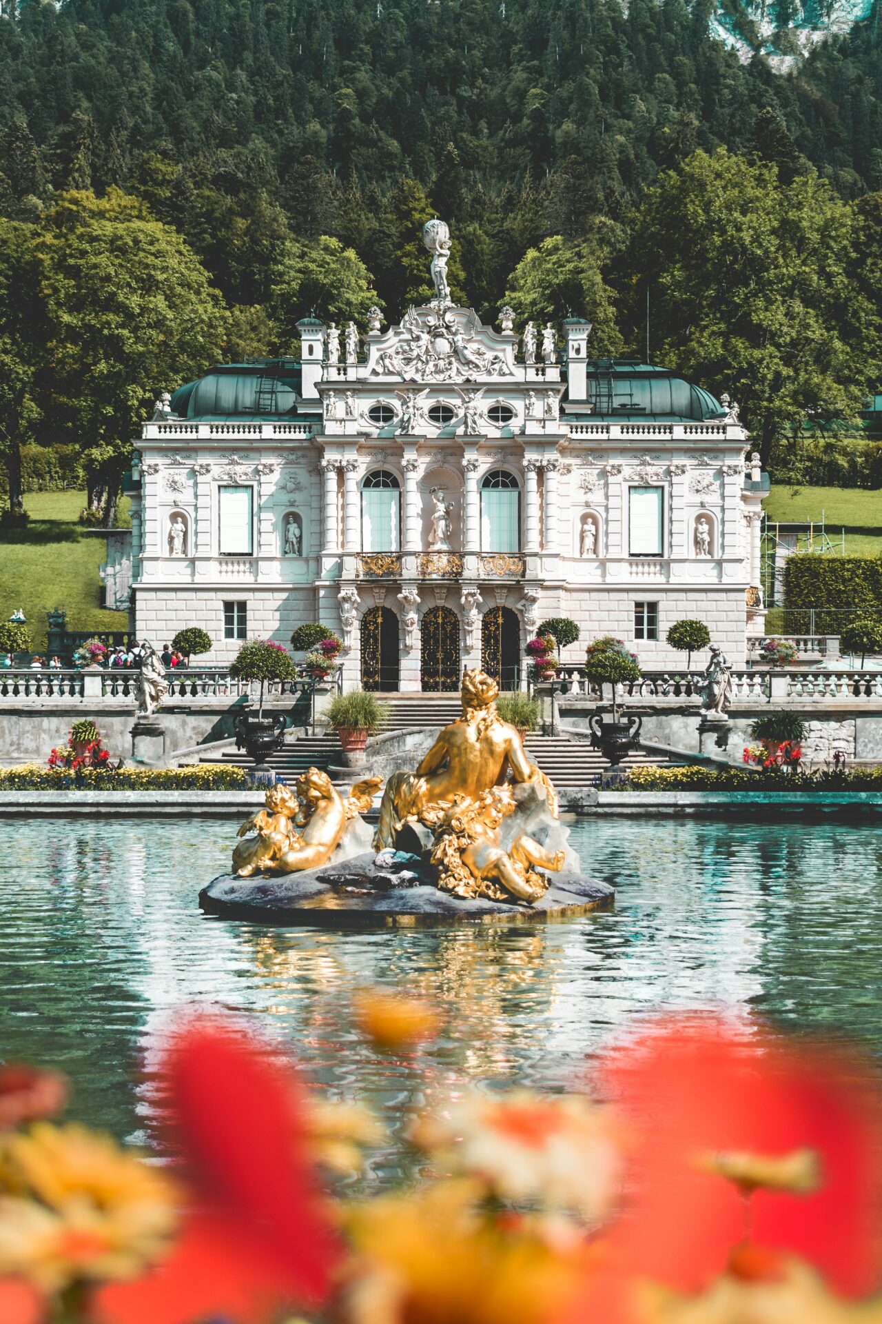 Front view of Linderhof Palace