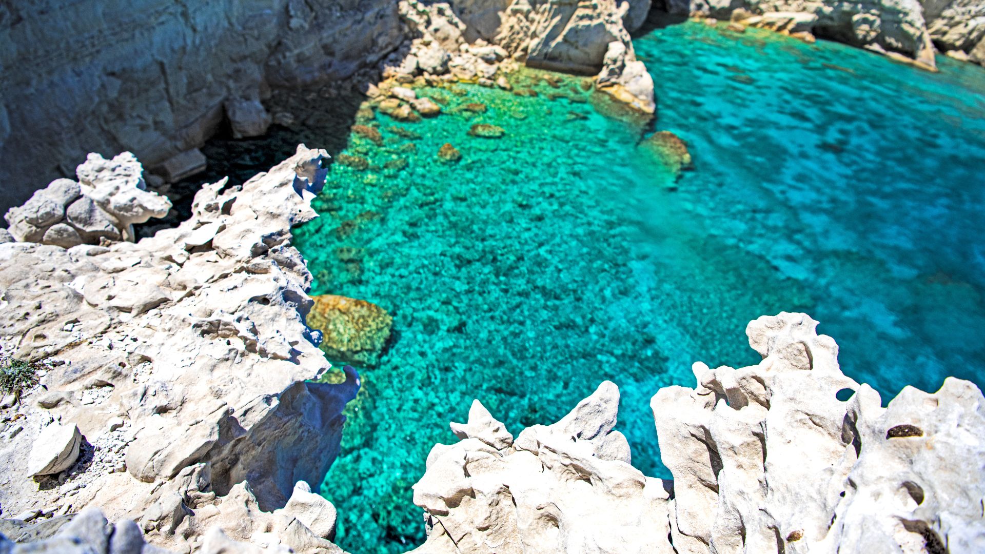 Sarakiniko Beach, Milos: White rocks meet turquoise sea.