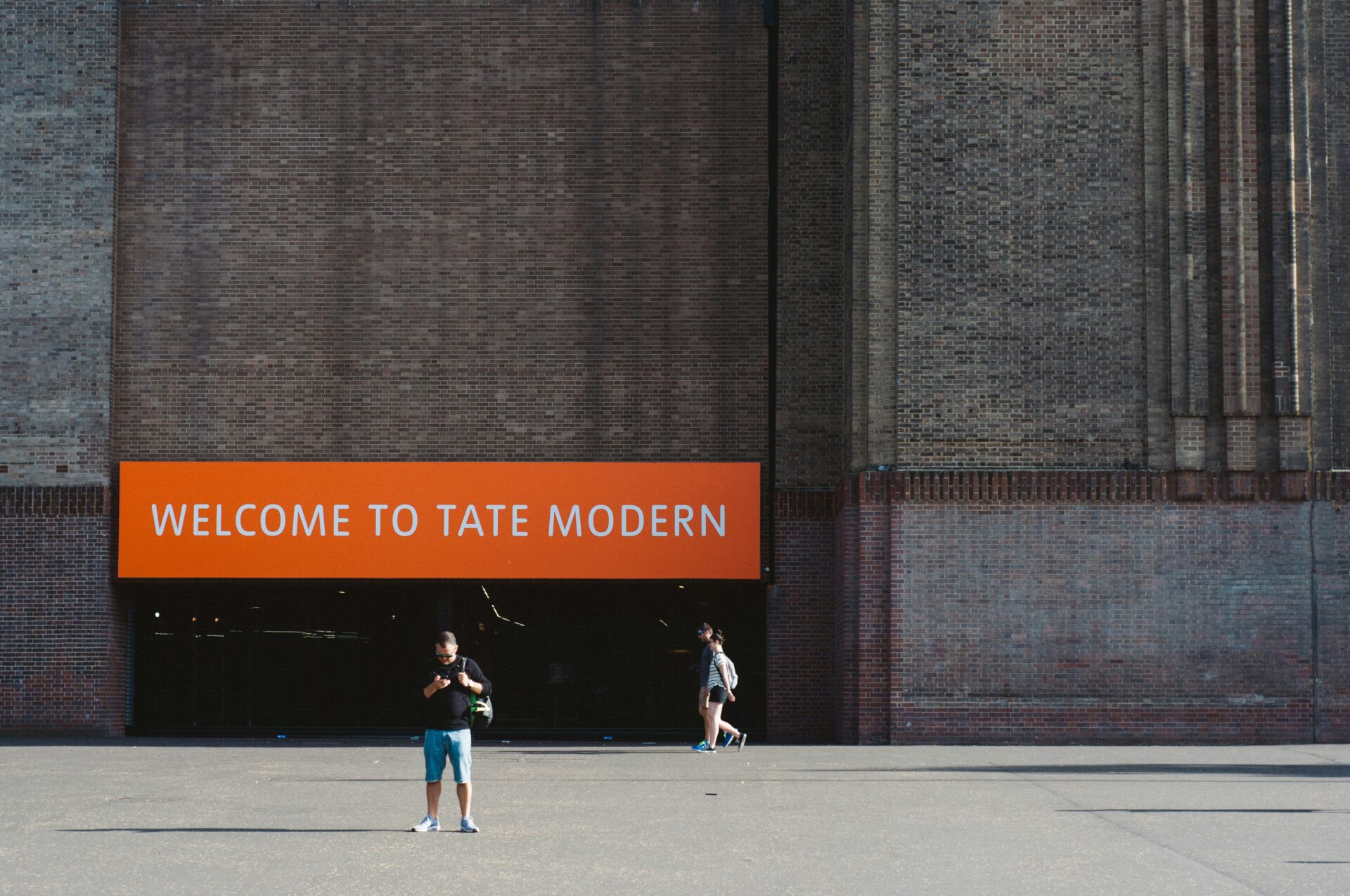 Sign reading 'Welcome to Tate Modern' at the museum entrance.