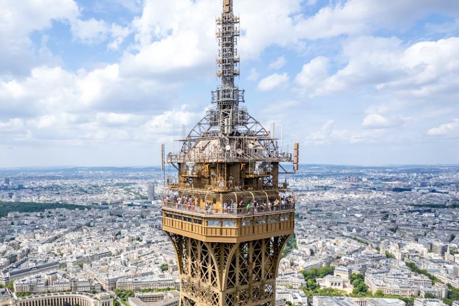 Going Up the Eiffel Tower: Summit vs. Second Floor – Which Ticket is Worth It? My Honest Comparison.