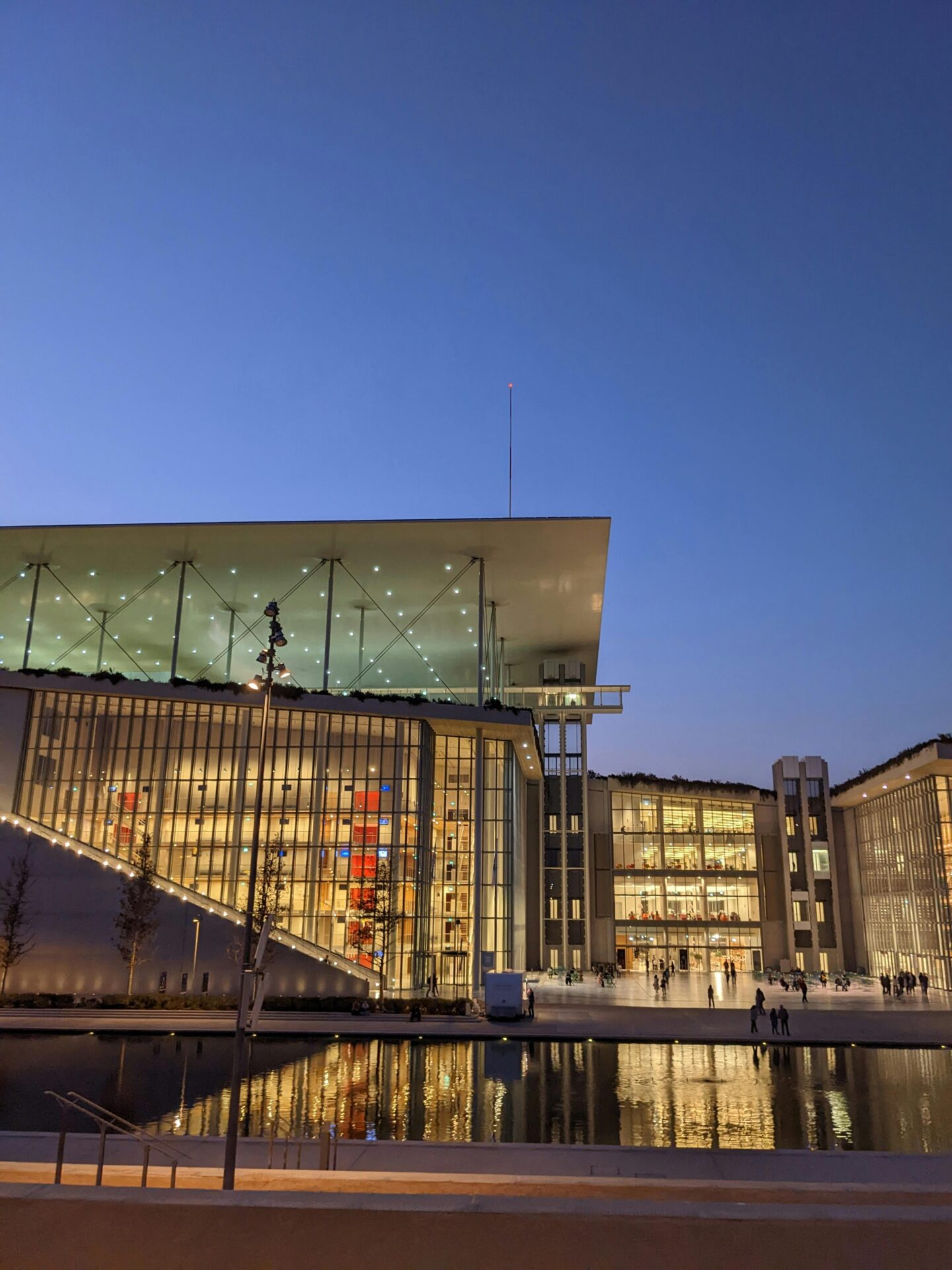Sunset at Stavros Niarchos - Exterior of a modern building