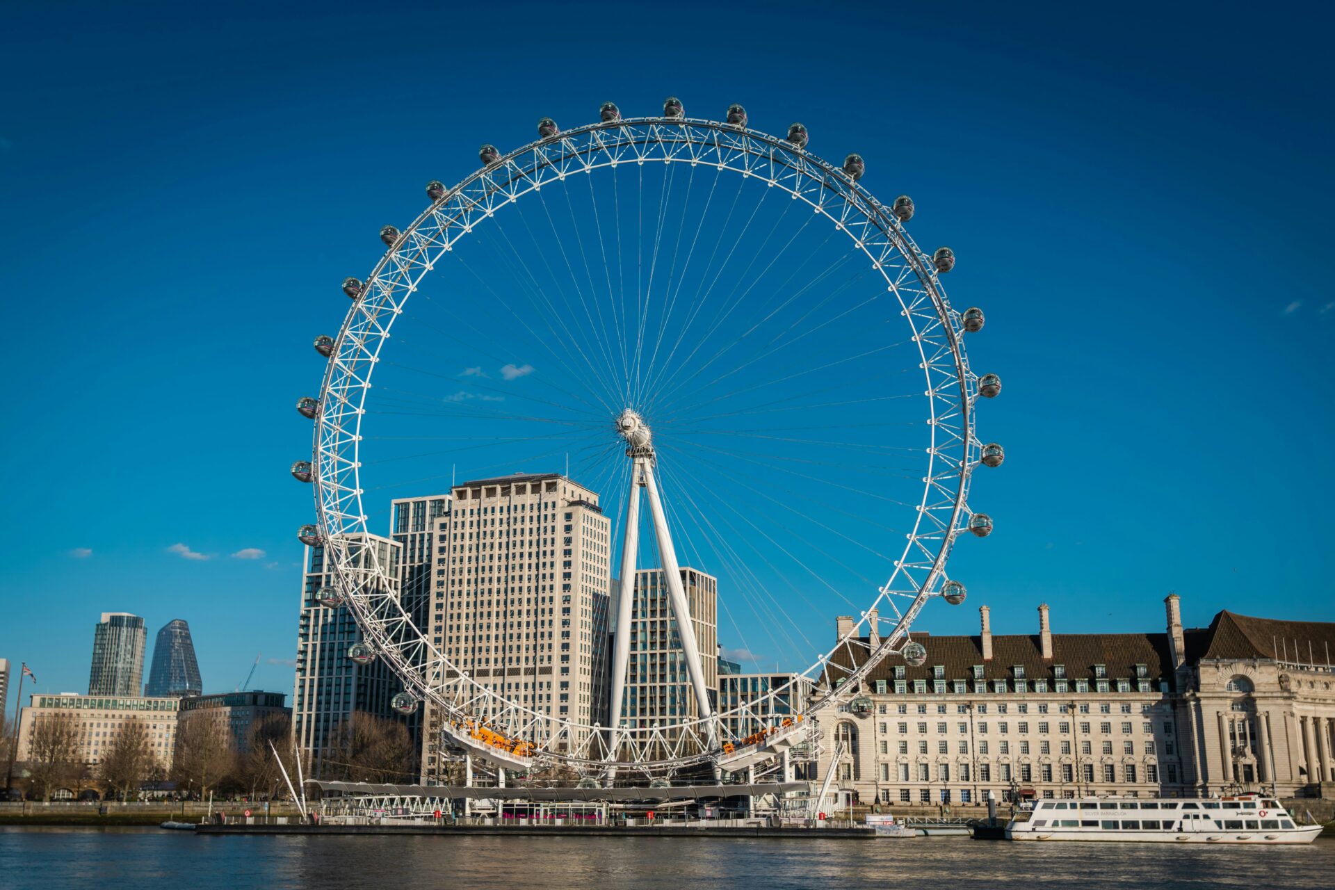 The London Eye beneath a bright sky, 