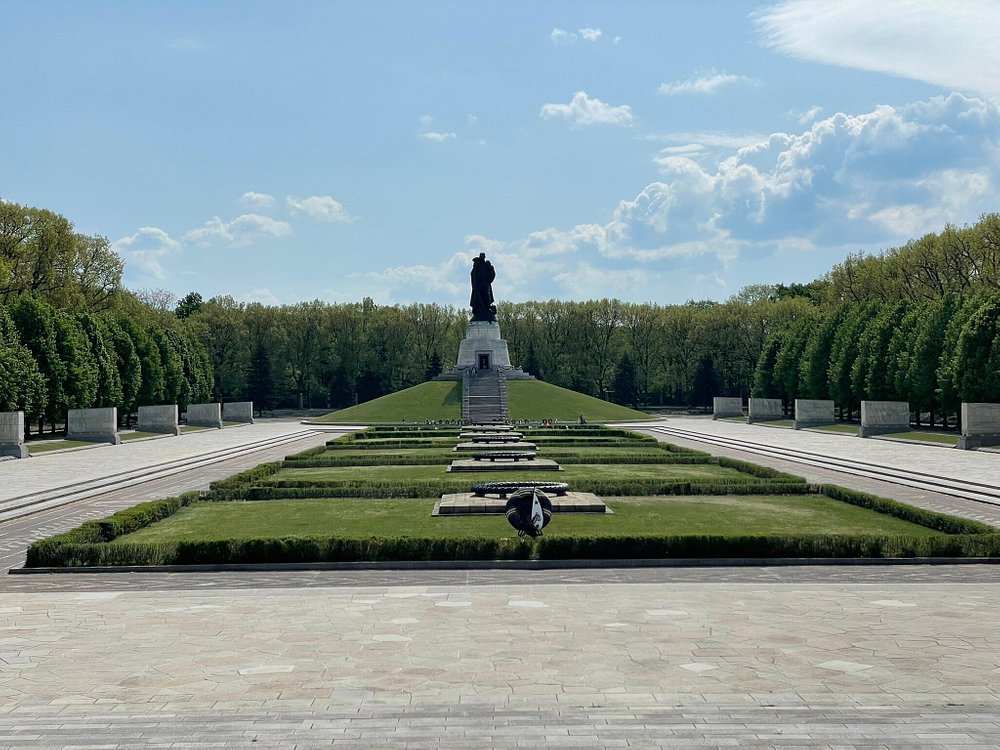 Wide view of Treptower Park 