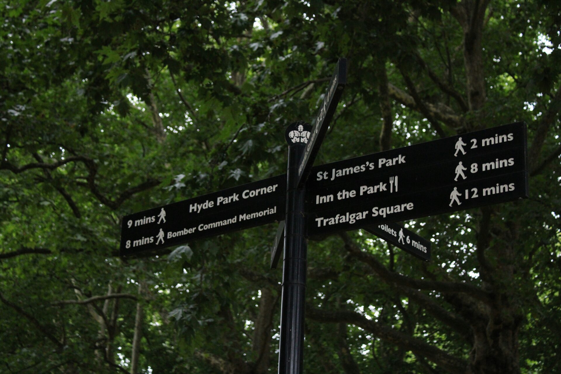St. James’s Park signpost with directions to nearby landmarks