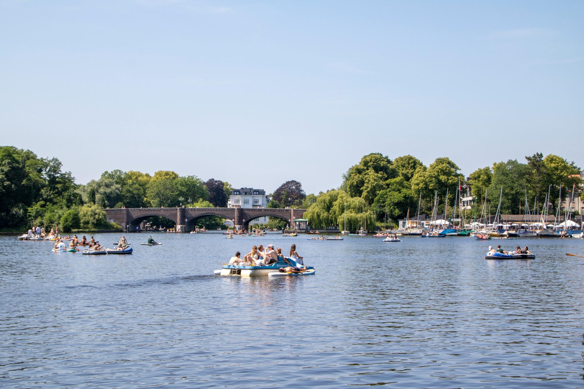 Lakeside activities during Alstervergnügen festival in Hamburg