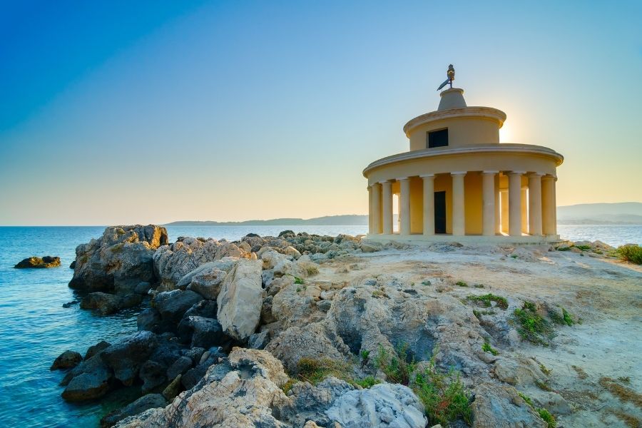 Argostoli: Discovering Kefalonia's Lively Capital – From Sea Turtles in the Harbor to Bustling Plateias and a Surprising Sinkhole!