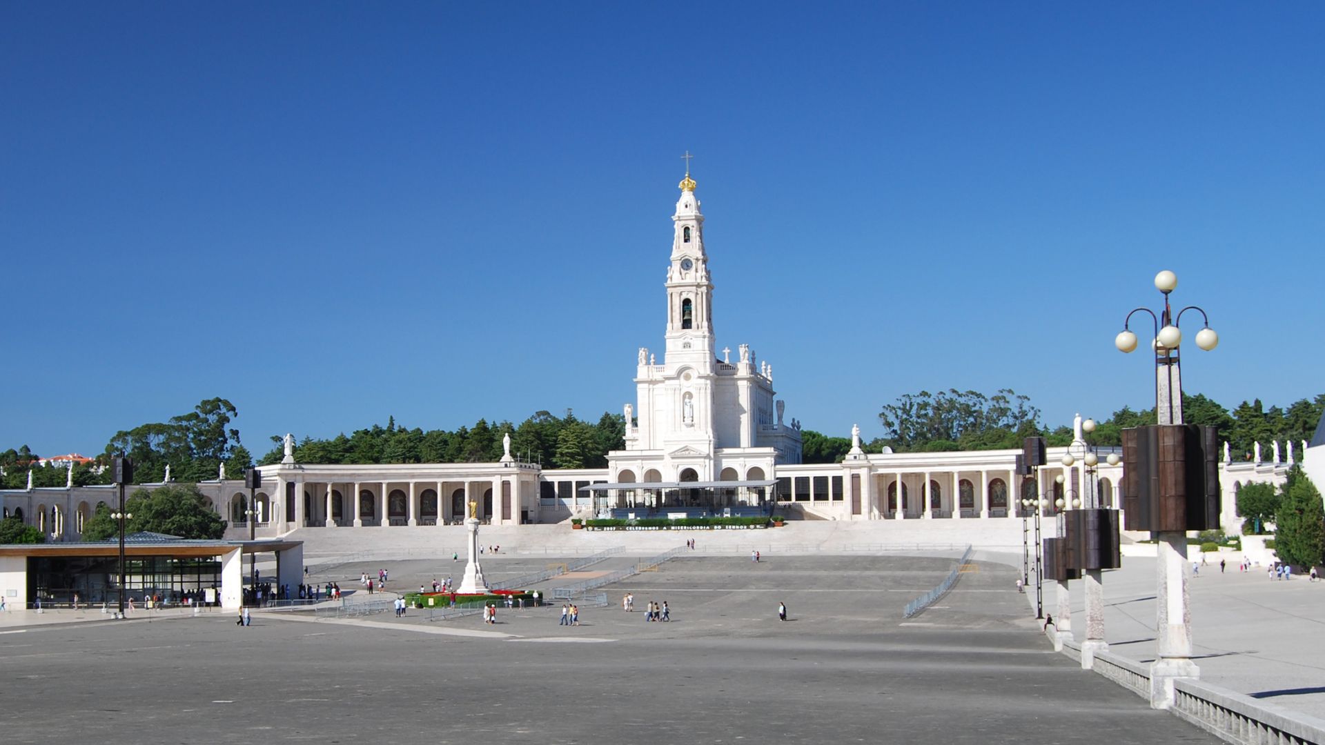 This image shows the Sanctuary of Fátima in central Portugal, specifically featuring the Basilica of Our Lady of the Rosary. 