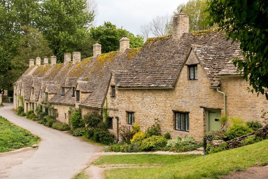 Bibury's Arlington Row: Walking Past England's Most Photographed (and Adorable!) Thatched Cottages