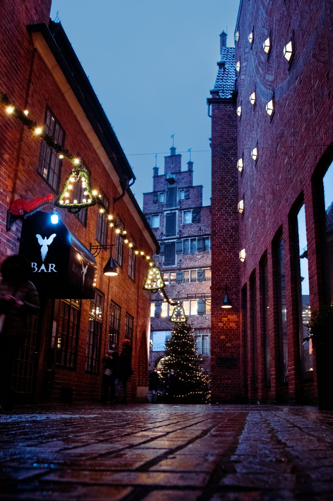 Narrow Böttcherstraße in Bremen lined with red-brick buildings and art shops