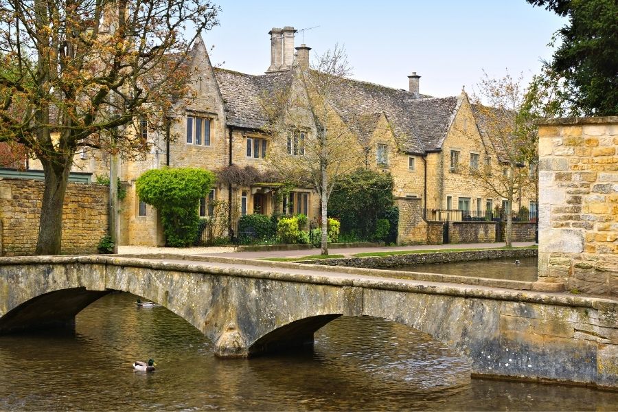 Bourton-on-the-Water: My "Venice of the Cotswolds" Experience – Bridges, Tea Rooms, and That Quaint Village Green