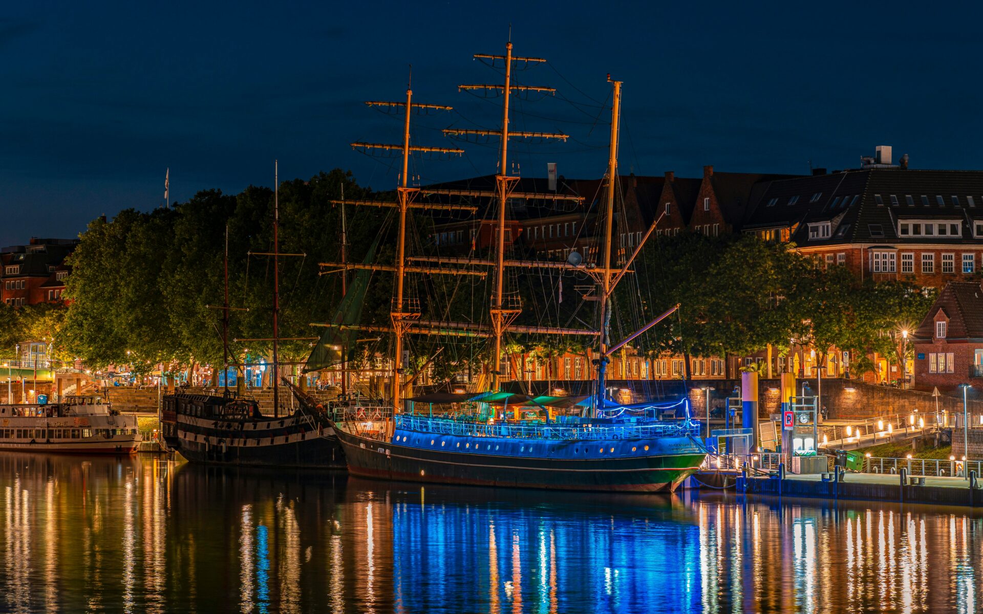 Night view of Bremen’s Schlachte Embankment along the Weser River