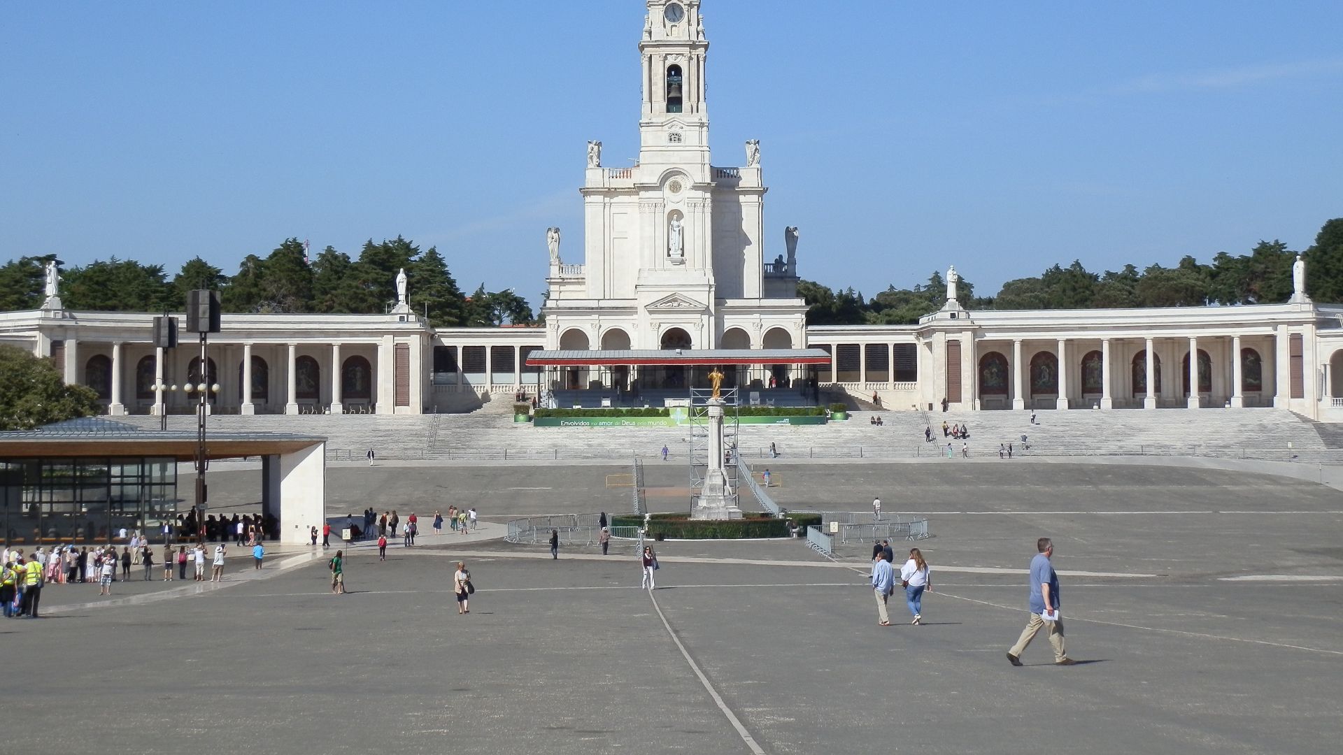 A wide shot of the Sanctuary of Our Lady of Fátima in central Portugal, featuring the prominent white Basilica of Our Lady of the Rosary with its tall bell tower.